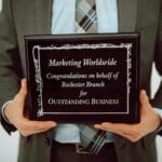 Manager w garniturze trzyma elegancką nagrodę biznesową