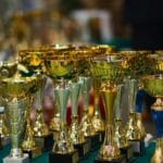 Złote trofea ustawione na stole jako nagrody w programie lojalnościowym