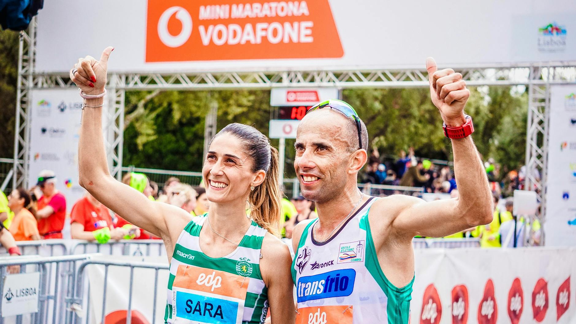 Dwójka biegaczy po maratonie pokazuje kciuki na mecie