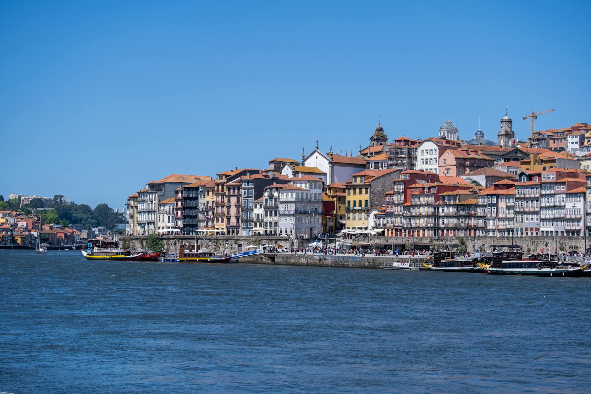 Kolorowa nadbrzeżna zabudowa dzielnicy Ribeira w Porto w słoneczny dzień