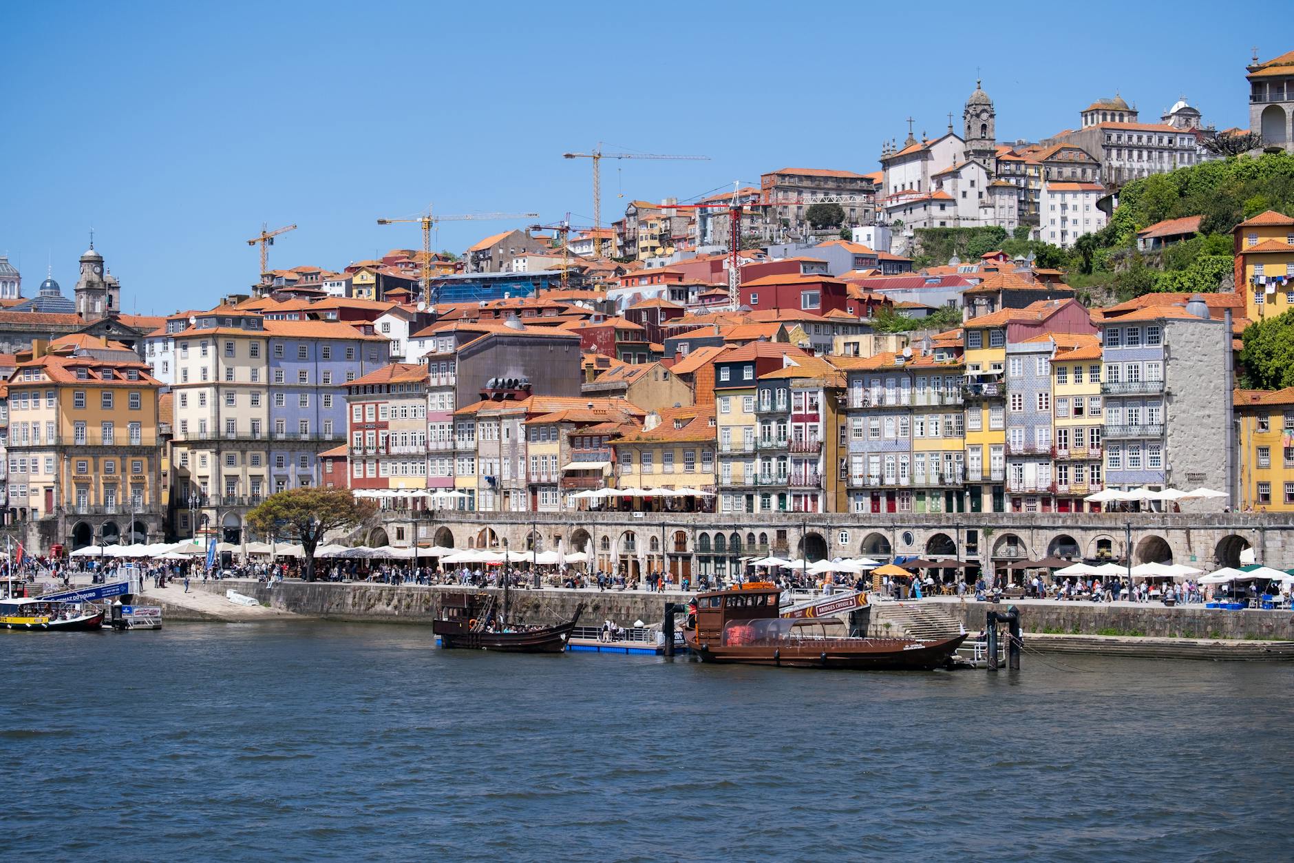 Kolorowe kamienice nad rzeką w dzielnicy Ribeira w Porto