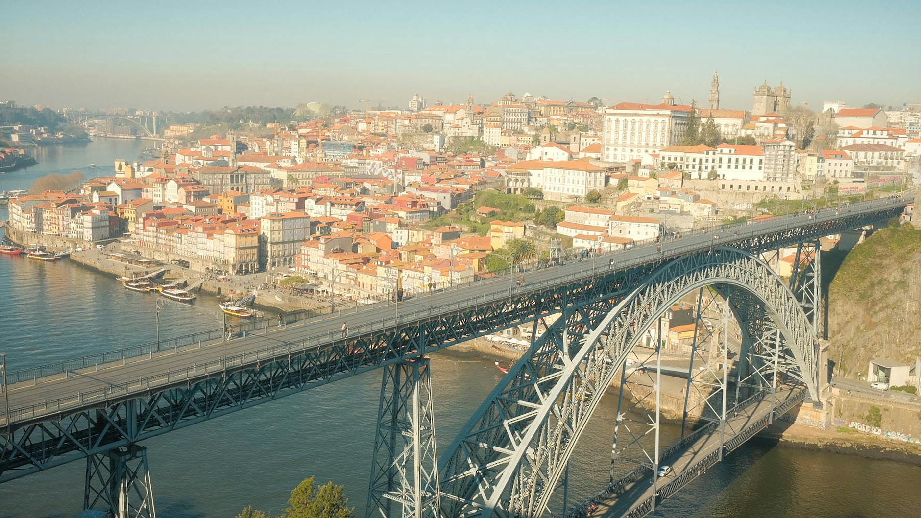 Panorama Porto z lotu ptaka z mostem Dom Luís I nad rzeką Douro