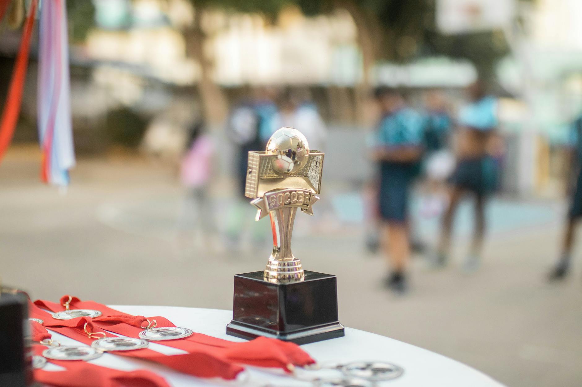 Puchar piłkarski i medale przygotowane na plenerową ceremonię nagród