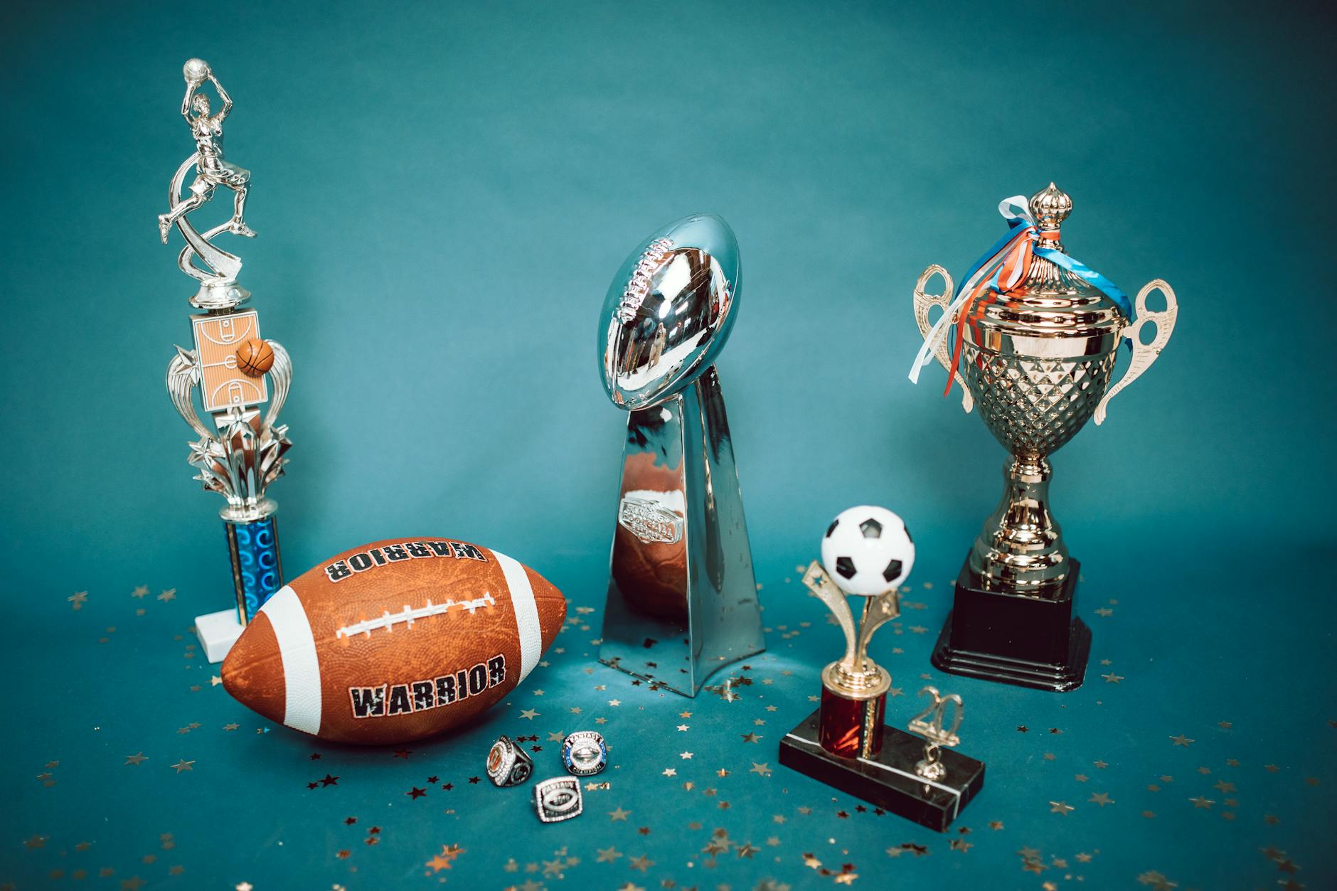 Sportowe puchary i trofea ustawione na niebieskim tle