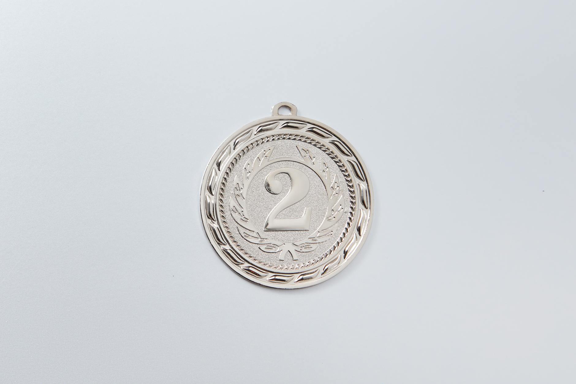 Srebrny medal za drugie miejsce z grawerem 2 na białym tle
