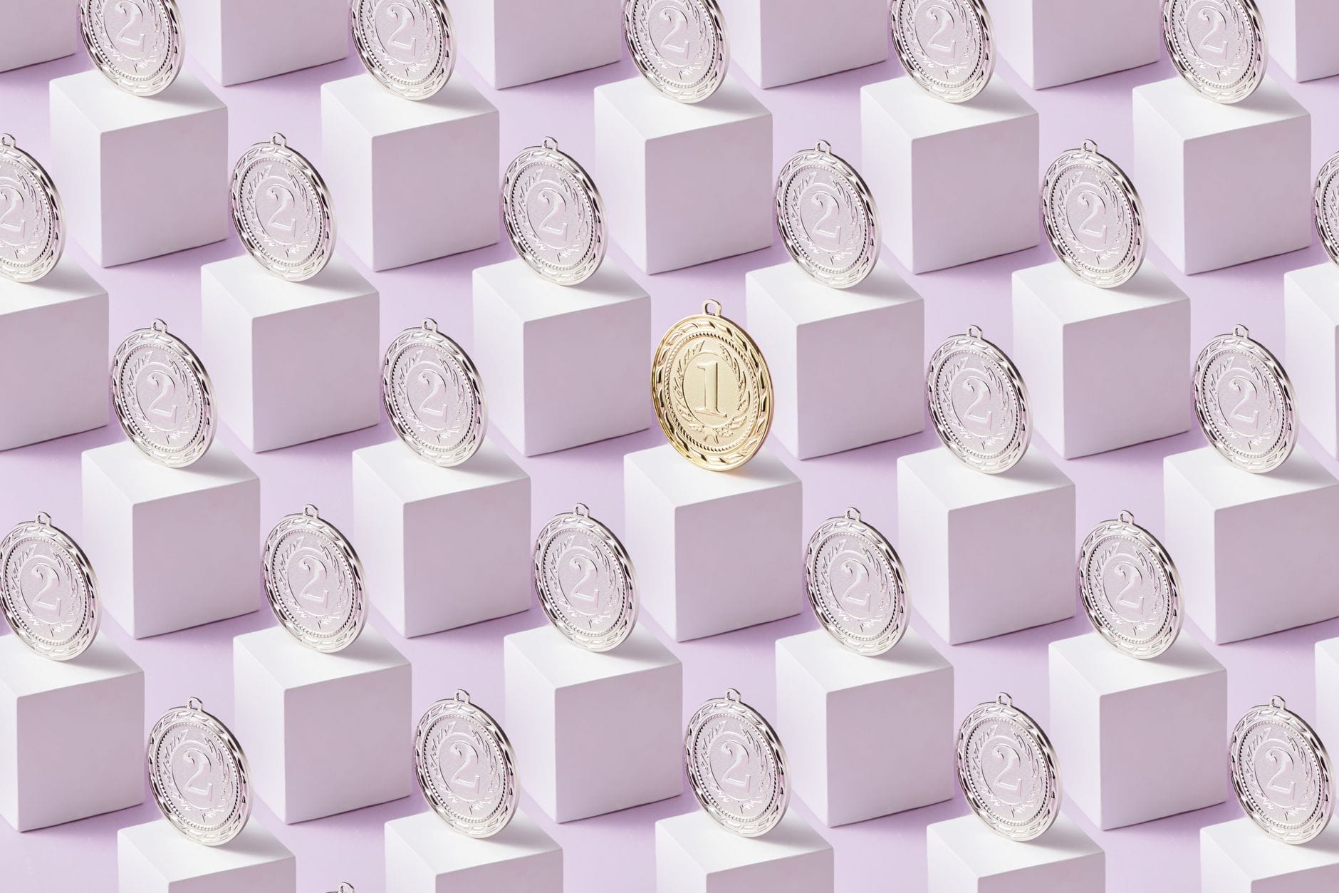 Złoty medal wyróżniający się wśród srebrnych na białych podstawkach