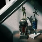 Trofea dla najlepszych sprzedawców: jak projekt nagrody wpływa na wyniki zespołu Kolekcja trofeów piłkarskich i baseballowych w pomieszczeniu
