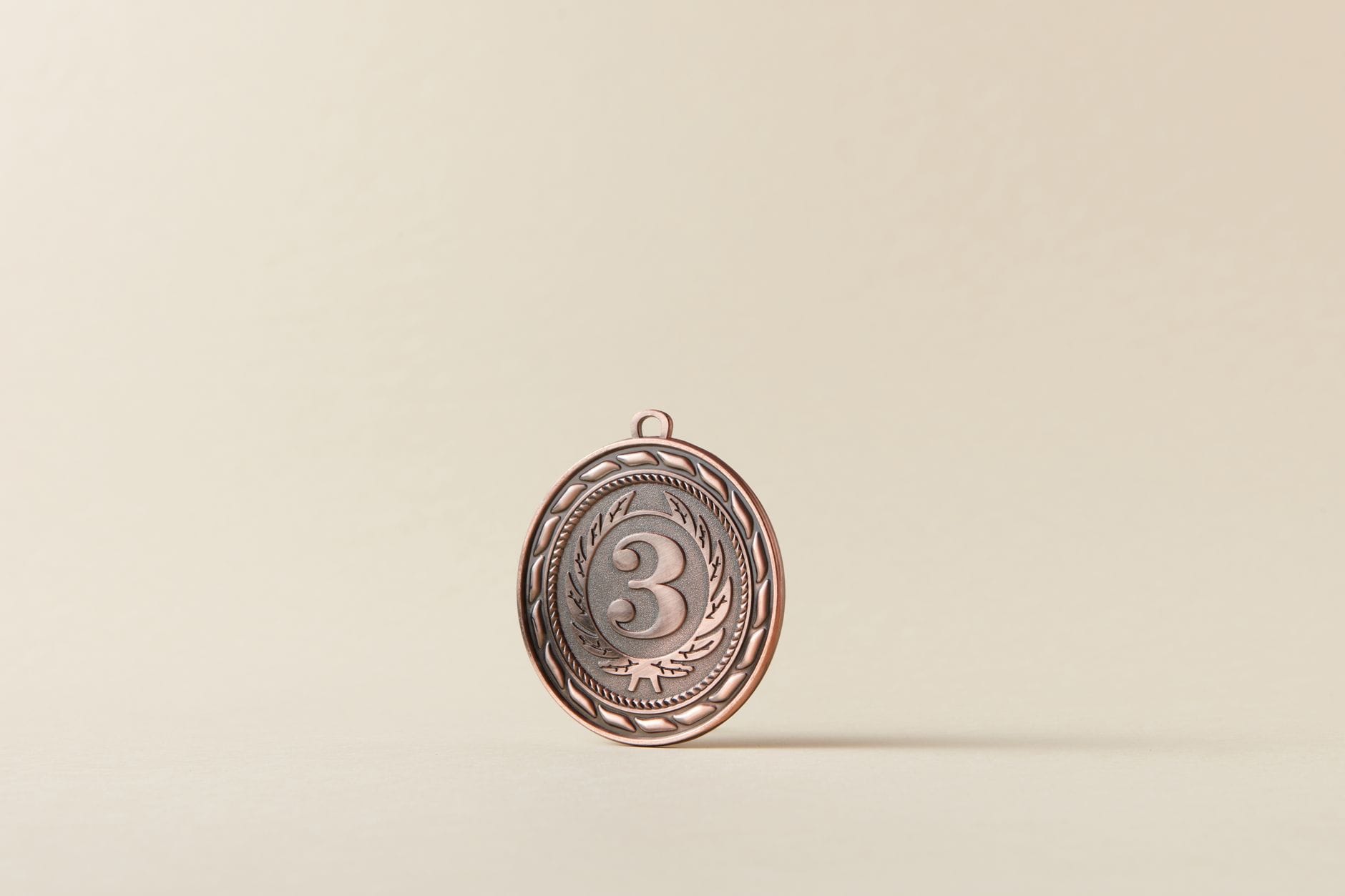 Brązowy medal za trzecie miejsce na białym tle